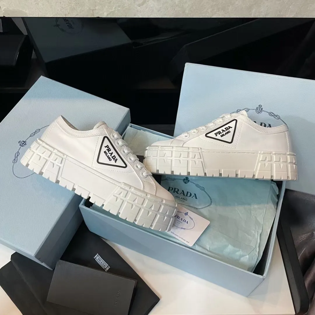 P420👟👟 2024 launches Prada’s latest catwalk shoes, the dad shoe series ͏ 💥PRADA early spring T-stage catwalk style👠Small fresh air with a little expensive feel, very perfect on the feet💃Elegant and elegant, crystal clear, regardless of the quality of accessories, they are all customized one-to-one, zero distance from the original version 1⃣Upper: imported nylon waterproof cloth + glue injection molding process 2⃣Inner lining: mixed sheepskin lining 3⃣Outsole: original one-to-one molded TPU outsole 4⃣🔺Original packaging Heel height 5cm 5⃣Number: 34-40🐎